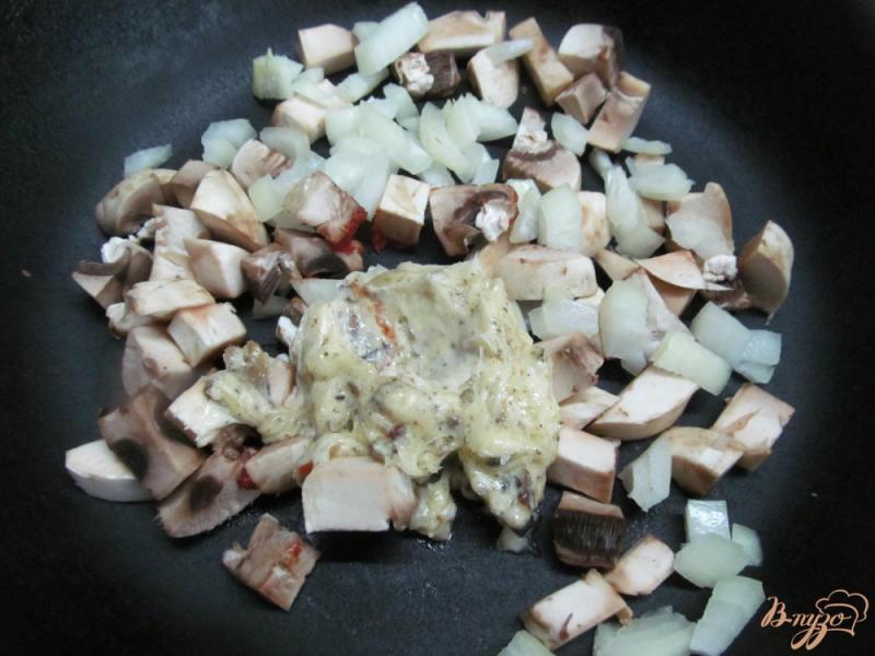Фото приготовление рецепта: Куриные ножки в томатной соусе с грибами шаг №1