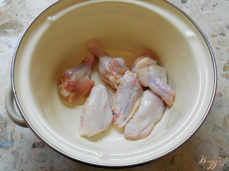 Фото приготовление рецепта: Суп с куриными крылышками, рисом и яйцом шаг №1
