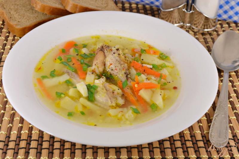 Фото приготовление рецепта: Суп с куриными крылышками, рисом и яйцом шаг №8