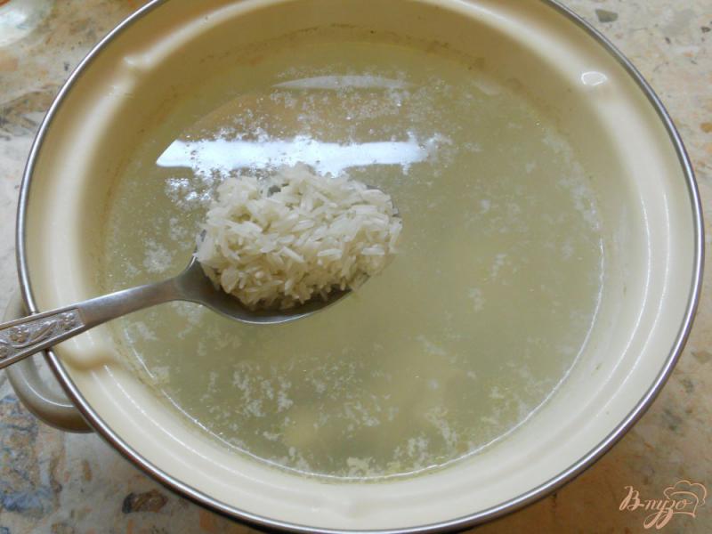 Фото приготовление рецепта: Суп с куриными крылышками, рисом и яйцом шаг №4