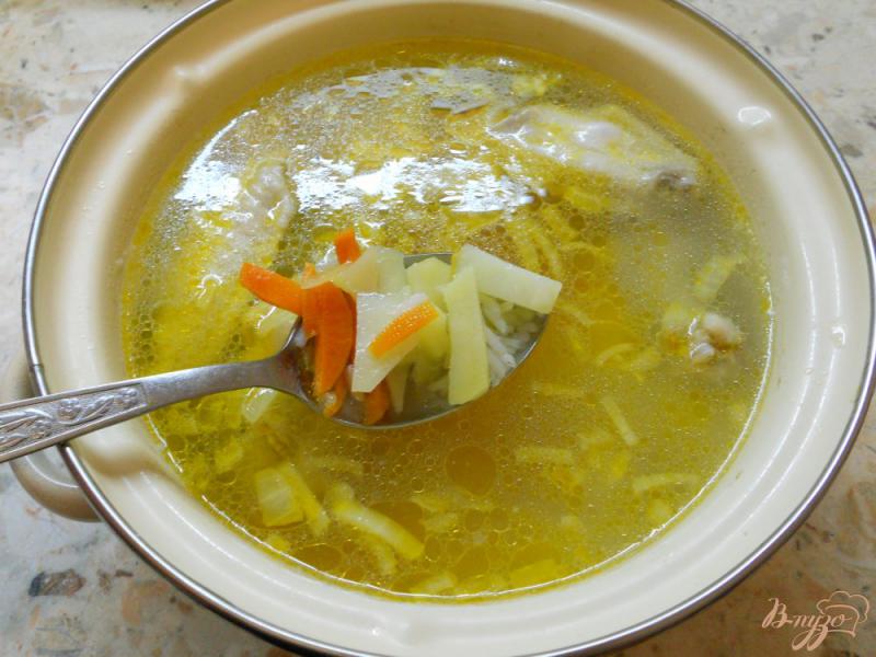 Фото приготовление рецепта: Суп с куриными крылышками, рисом и яйцом шаг №6