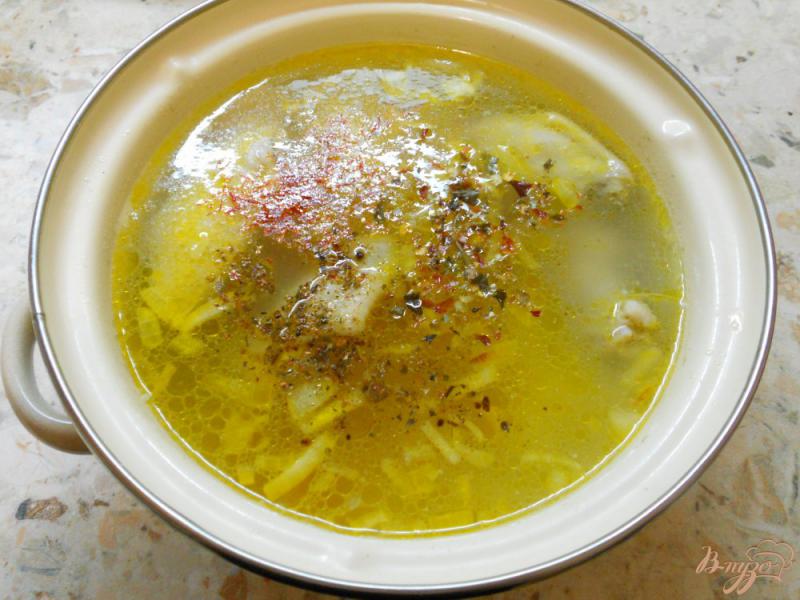 Фото приготовление рецепта: Суп с куриными крылышками, рисом и яйцом шаг №7