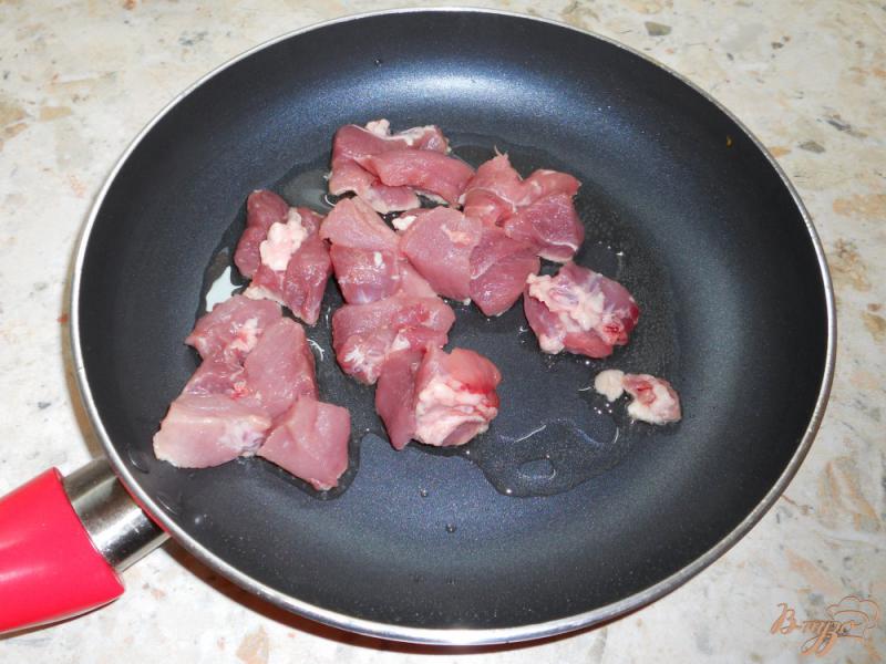 Фото приготовление рецепта: Картофель тушеный со свининой и соевым соусом шаг №1