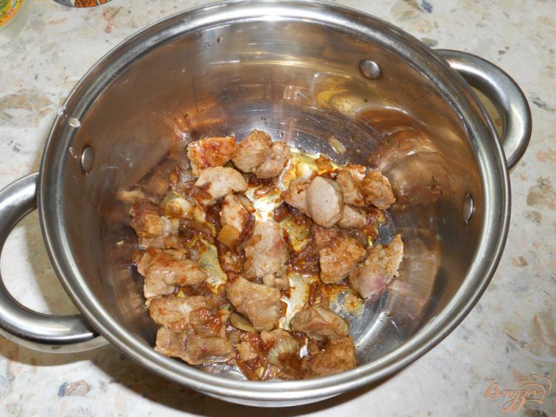 Фото приготовление рецепта: Картофель тушеный со свининой и соевым соусом шаг №4