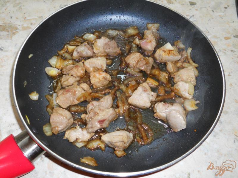 Фото приготовление рецепта: Картофель тушеный со свининой и соевым соусом шаг №3