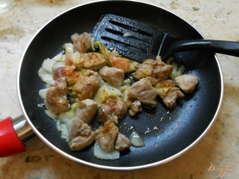 Фото приготовление рецепта: Картофель тушеный со свининой и соевым соусом шаг №2