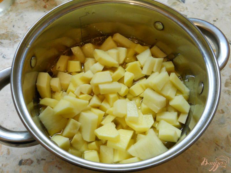 Фото приготовление рецепта: Картофель тушеный со свининой и соевым соусом шаг №5