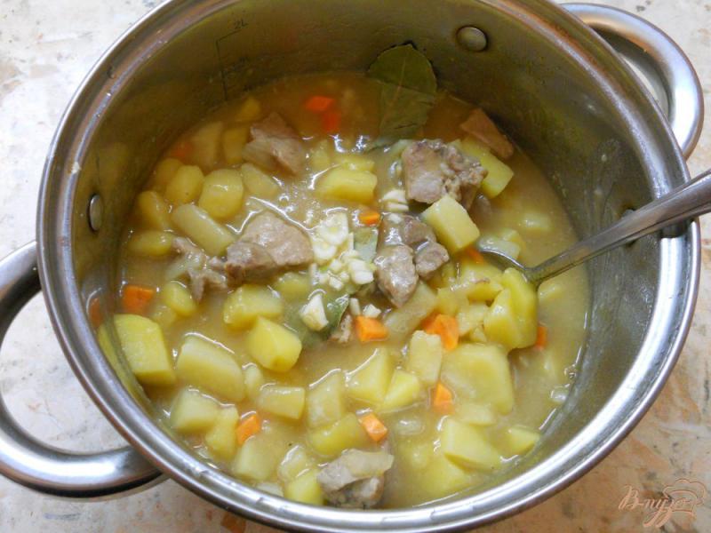 Фото приготовление рецепта: Картофель тушеный со свининой и соевым соусом шаг №6