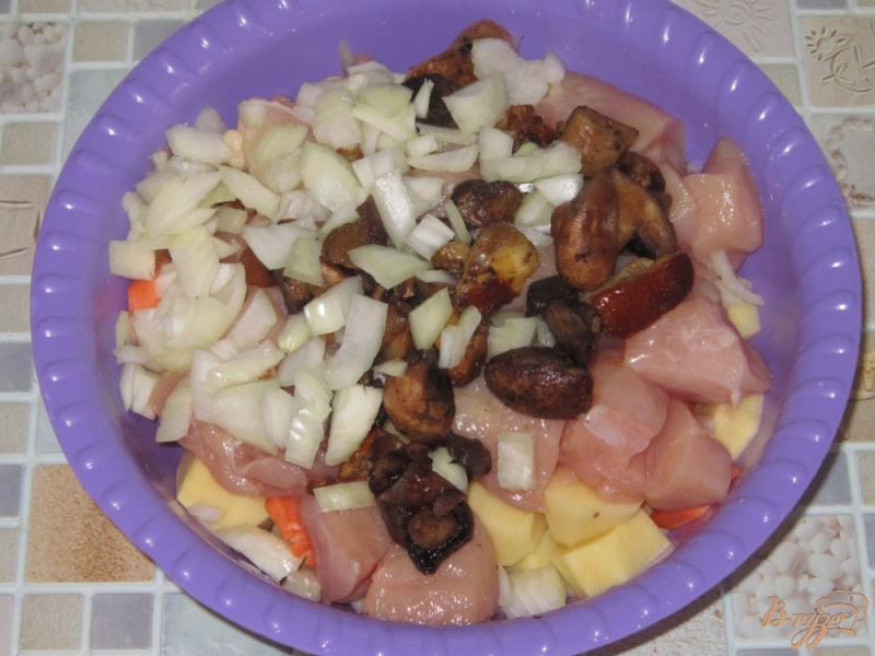 Фото приготовление рецепта: Картофель запеченный в горшочке с лесными грибами и куриной грудкой шаг №4