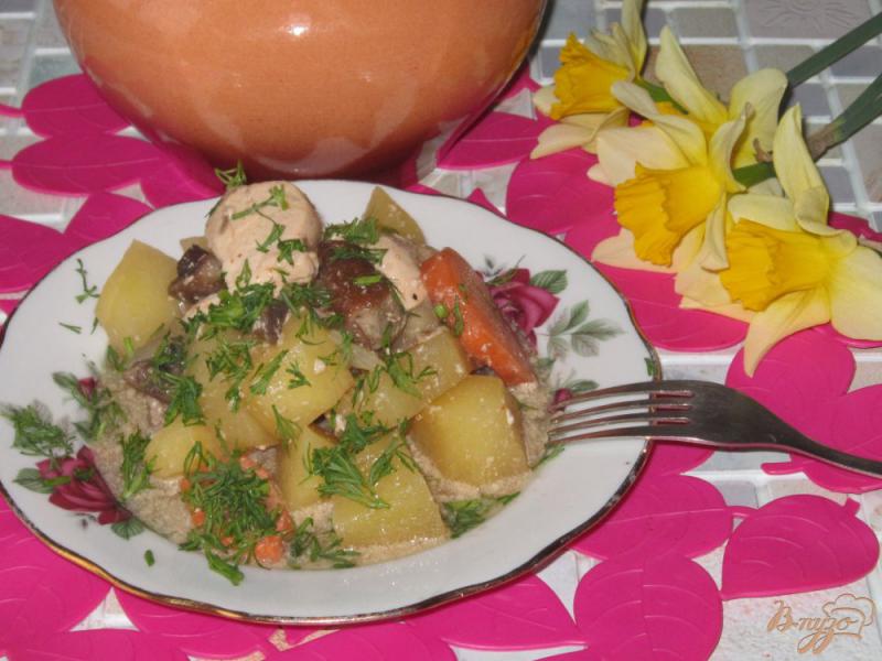 Фото приготовление рецепта: Картофель запеченный в горшочке с лесными грибами и куриной грудкой шаг №7