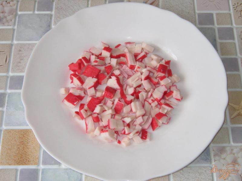 Фото приготовление рецепта: Слоеный салат из крабовых палочек и корнишонов шаг №1