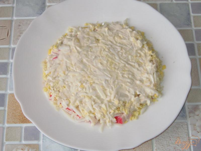 Фото приготовление рецепта: Слоеный салат из крабовых палочек и корнишонов шаг №2