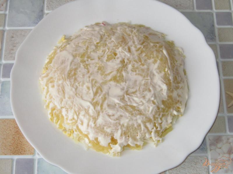 Фото приготовление рецепта: Слоеный салат из крабовых палочек и корнишонов шаг №3