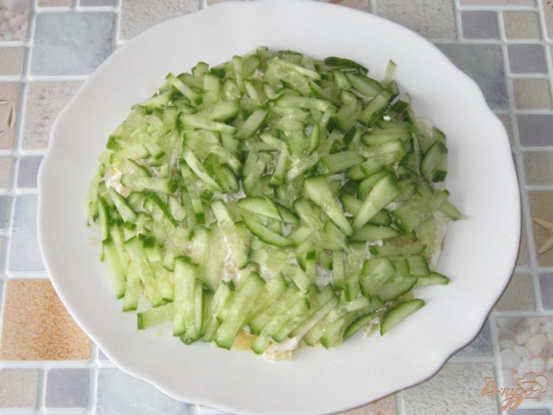 Фото приготовление рецепта: Слоеный салат из крабовых палочек и корнишонов шаг №4