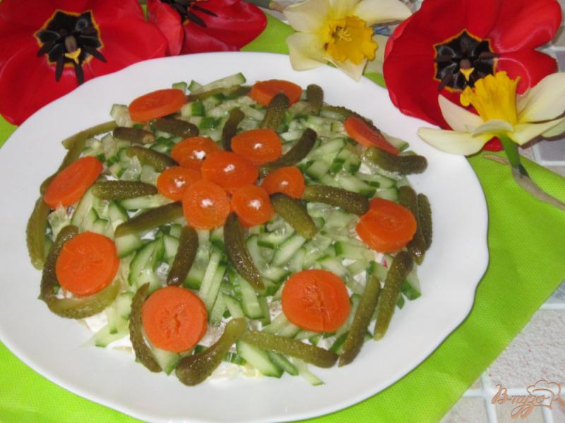 Фото приготовление рецепта: Слоеный салат из крабовых палочек и корнишонов шаг №5