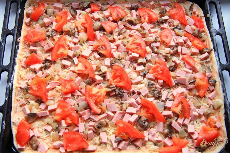 Фото приготовление рецепта: Пицца на слоеном тесте с колбасой, грибами и помидорами шаг №10