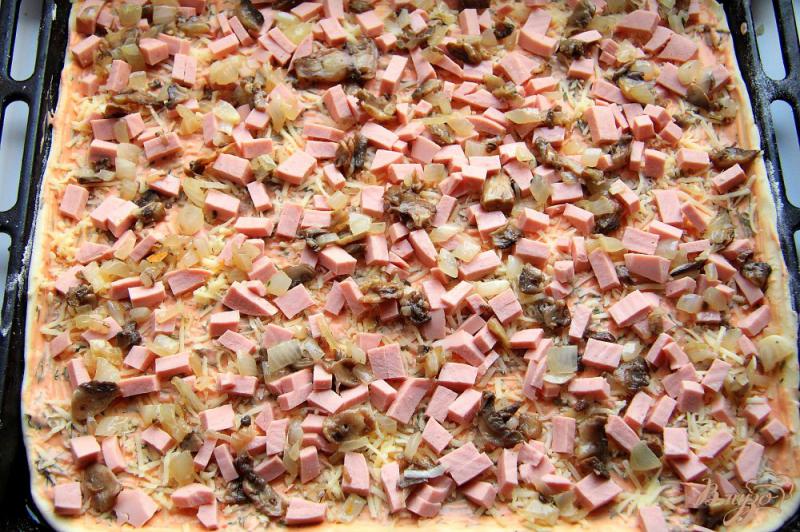 Фото приготовление рецепта: Пицца на слоеном тесте с колбасой, грибами и помидорами шаг №9
