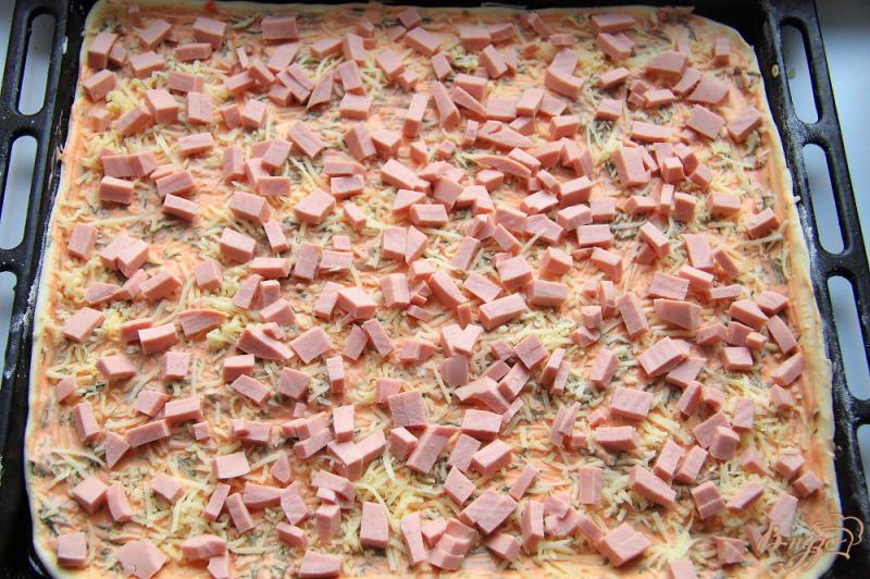 Фото приготовление рецепта: Пицца на слоеном тесте с колбасой, грибами и помидорами шаг №8