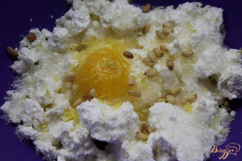 Фото приготовление рецепта: Сырники с лимонной цедрой и кедровыми орехами шаг №3