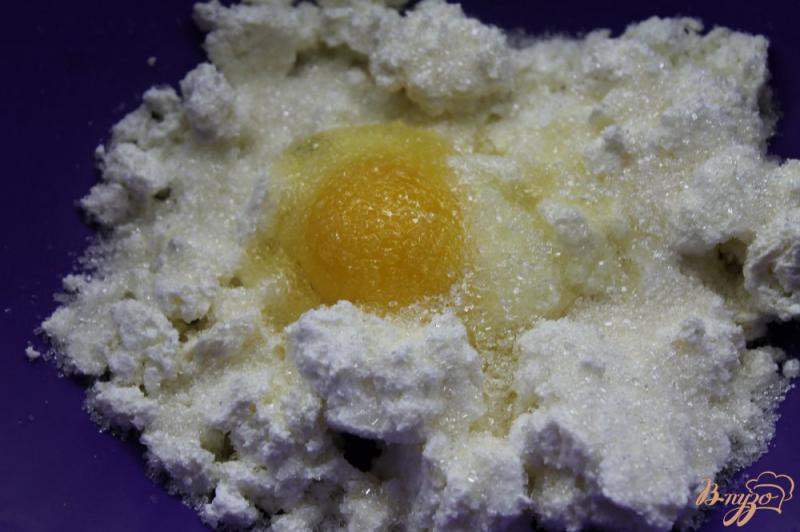 Фото приготовление рецепта: Сырники с лимонной цедрой и кедровыми орехами шаг №2