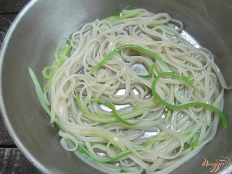 Фото приготовление рецепта: Спагетти с кабачком под помидорным соусом шаг №5