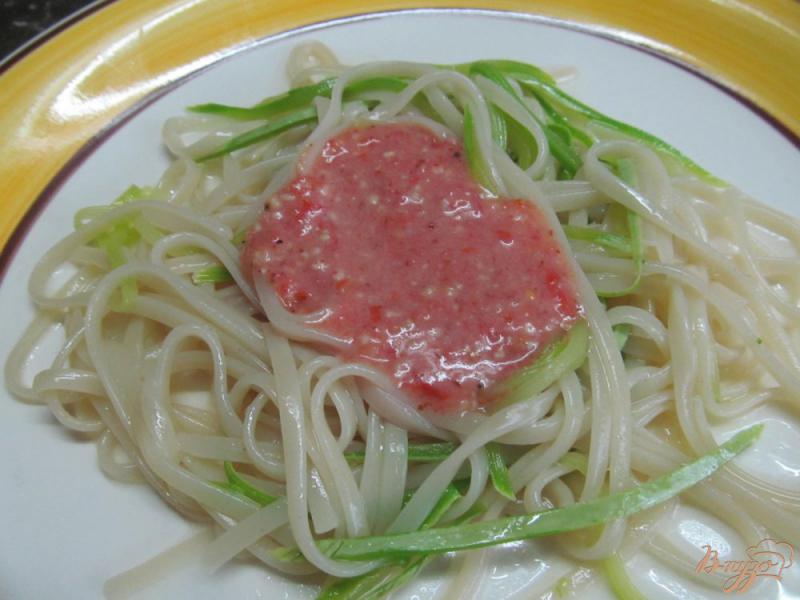 Фото приготовление рецепта: Спагетти с кабачком под помидорным соусом шаг №6