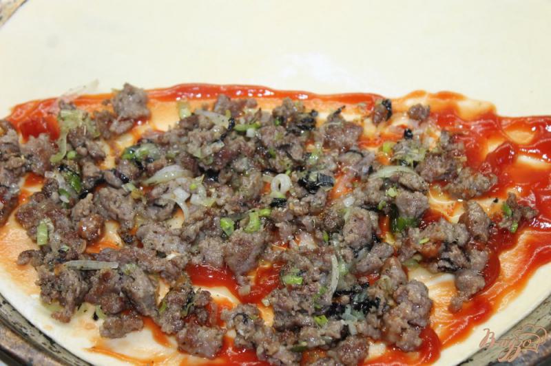 Фото приготовление рецепта: Закрытая пицца с мясным фаршем и помидорами шаг №4