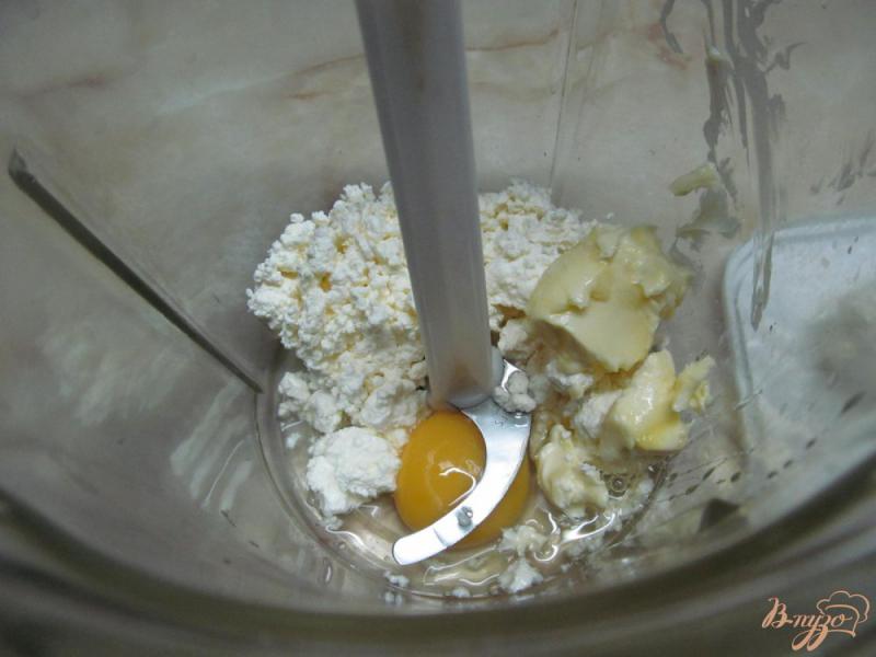 Фото приготовление рецепта: Творожный десерт с бананом и сыром фета шаг №1