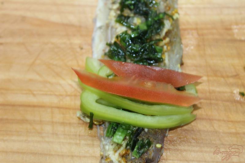Фото приготовление рецепта: Рыбные мини - рулеты фаршированные овощами шаг №4