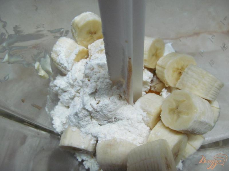Фото приготовление рецепта: Творожный десерт с бананом и сыром фета шаг №4