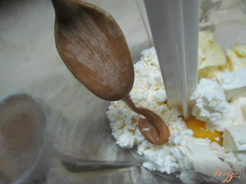 Фото приготовление рецепта: Творожный десерт с бананом и сыром фета шаг №3