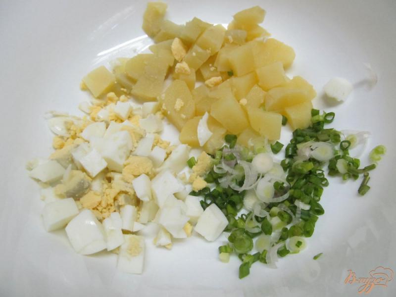 Фото приготовление рецепта: Картофельный салат с кукурузой и яблоком шаг №1