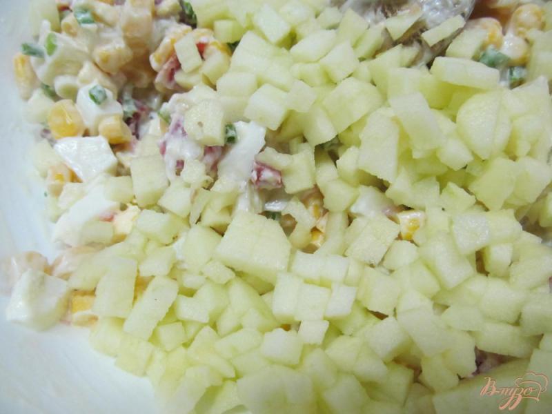 Фото приготовление рецепта: Картофельный салат с кукурузой и яблоком шаг №3