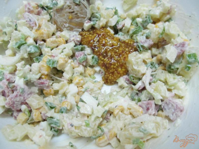Фото приготовление рецепта: Картофельный салат с кукурузой и яблоком шаг №5