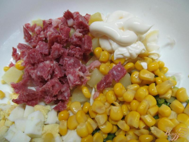 Фото приготовление рецепта: Картофельный салат с кукурузой и яблоком шаг №2
