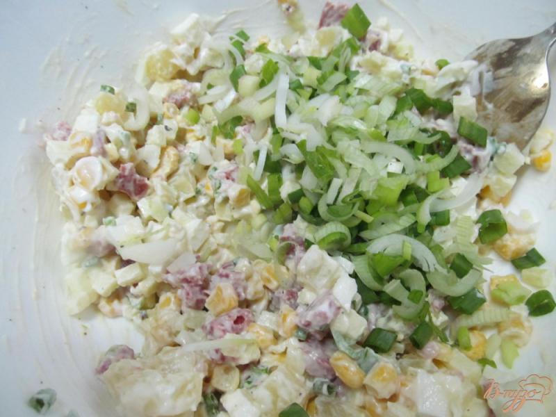 Фото приготовление рецепта: Картофельный салат с кукурузой и яблоком шаг №4