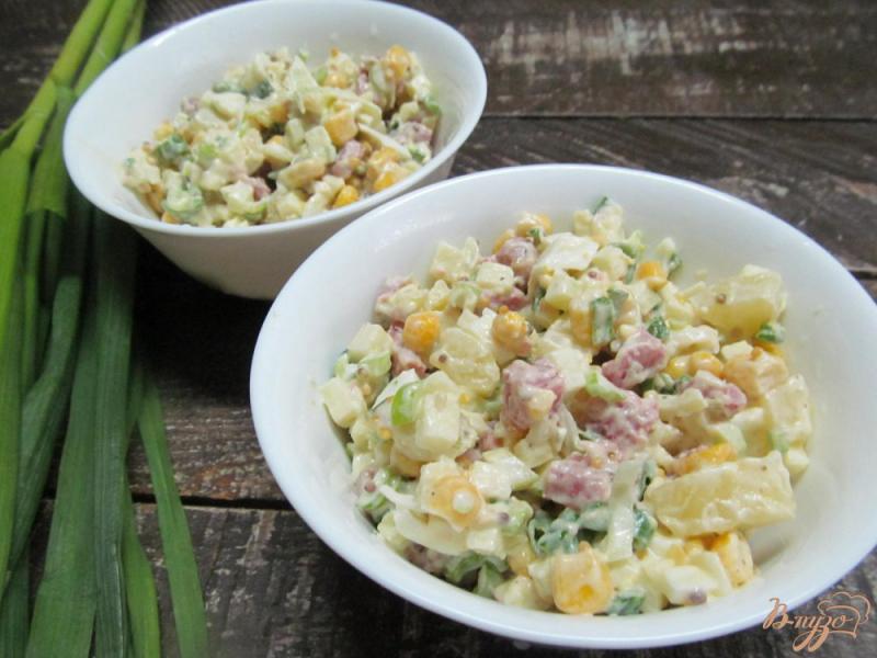 Фото приготовление рецепта: Картофельный салат с кукурузой и яблоком шаг №6