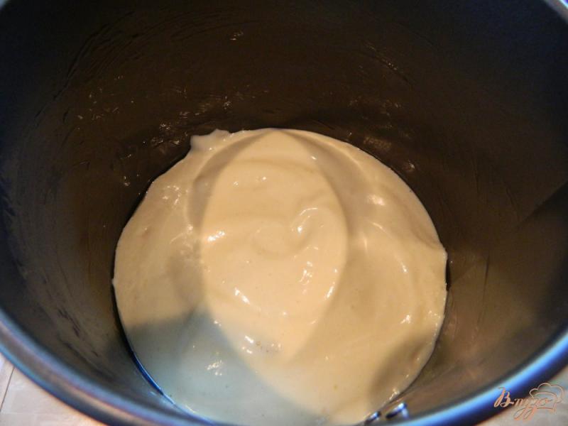 Фото приготовление рецепта: Бисквитный торт с заварным кремом и клубникой шаг №3
