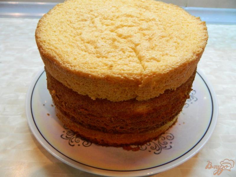Фото приготовление рецепта: Бисквитный торт с заварным кремом и клубникой шаг №5