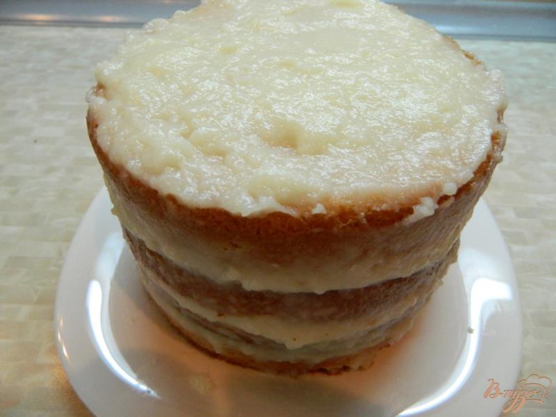 Фото приготовление рецепта: Бисквитный торт с заварным кремом и клубникой шаг №8