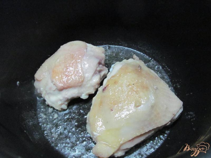 Фото приготовление рецепта: Курица тушенная с овощами и прованскими травами шаг №1