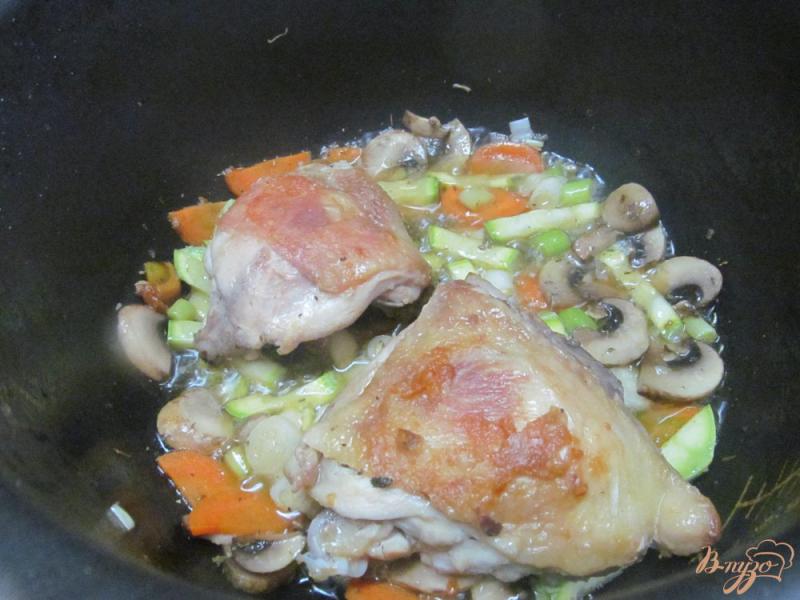 Фото приготовление рецепта: Курица тушенная с овощами и прованскими травами шаг №4