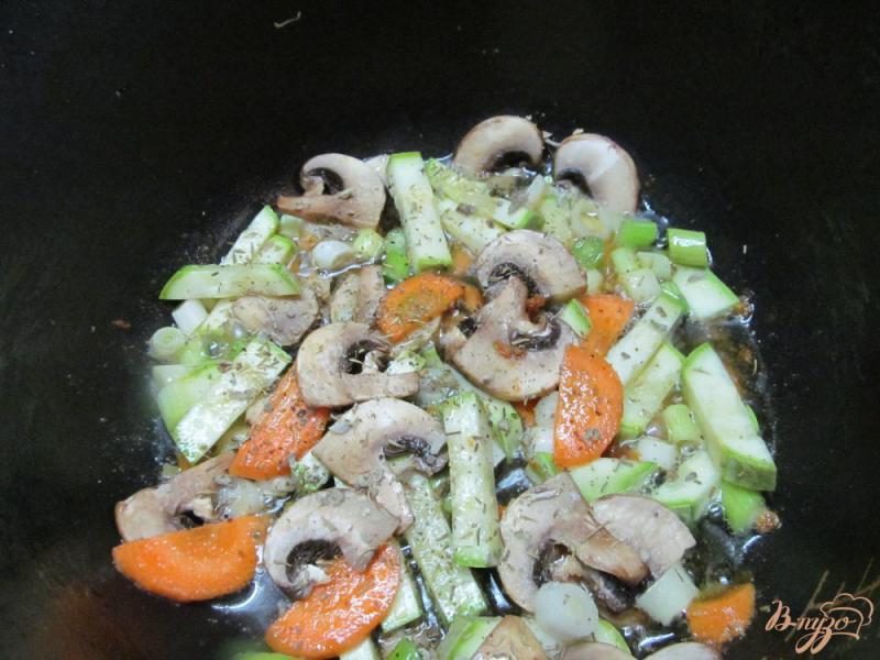 Фото приготовление рецепта: Курица тушенная с овощами и прованскими травами шаг №3