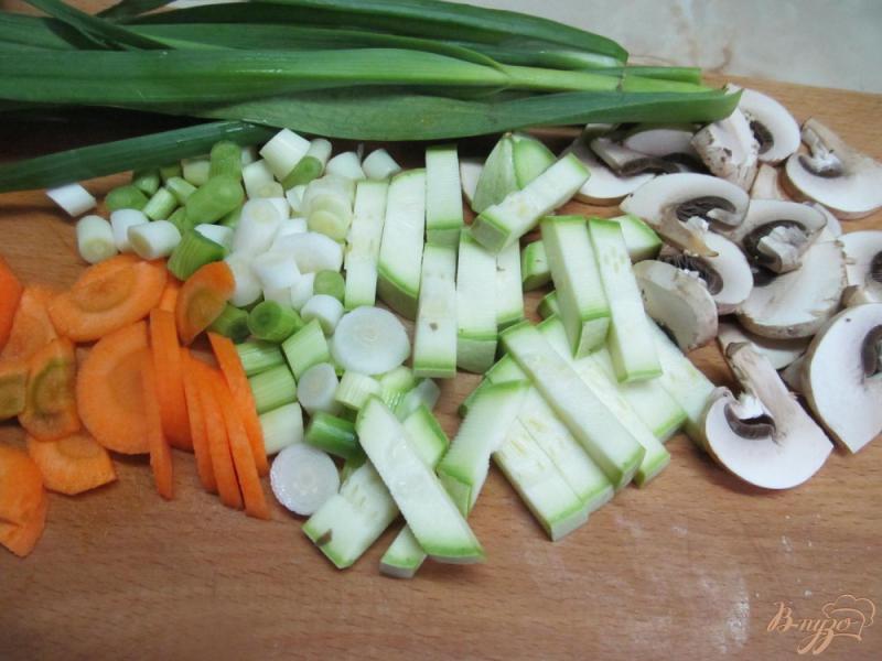 Фото приготовление рецепта: Курица тушенная с овощами и прованскими травами шаг №2