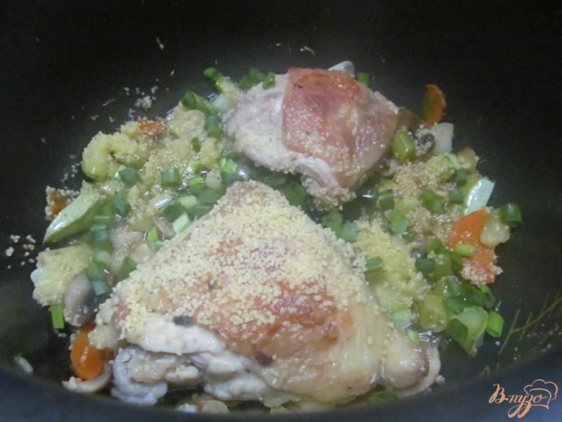 Фото приготовление рецепта: Курица тушенная с овощами и прованскими травами шаг №5