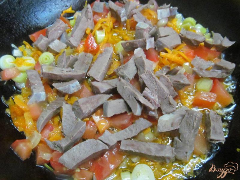 Фото приготовление рецепта: Рис с свиным сердцем и овощами шаг №4