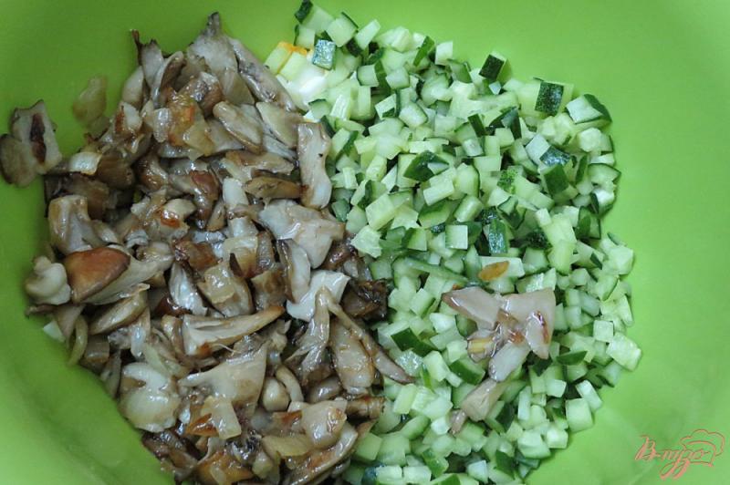 Фото приготовление рецепта: Салат с жареными вешенками шаг №7