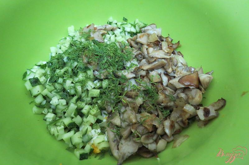 Фото приготовление рецепта: Салат с жареными вешенками шаг №8