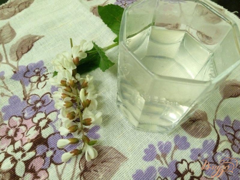 Фото приготовление рецепта: Напиток из соцветий акации шаг №4