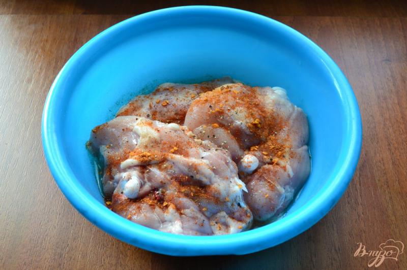 Фото приготовление рецепта: Куриные бедра в клубничном маринаде в духовке шаг №1